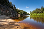 Lettland, Erglu Klintis, Adlerfelsen am Gauja Fluss bei Cesis mit Sandstrand