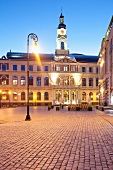 Lettland, Riga, Rathaus am Rathausplatz, am Abend, 