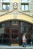Lettland, Riga, Burgwächterin über dem Portal, Hotel "Nieburgs"