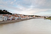 Portugal, Algarve, Blick auf Alcacer do Sal am Rio Sado