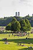 Deutschland, München, Sonnenbaden im Englischer Garten. 