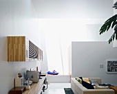 Arbeitstisch und Hängeschrank aus Holz an Wand im modernen Wohnraum
