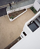 Hausfassade mit Blick auf Aussentreppe und gestaltetem Vorplatz mit Beet und Ummauerung