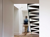 Designertreppe aus Metall im puristischen Vorraum