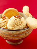 Caramel ice cream with biscuits