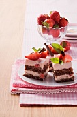 Erdbeer-Tiramisu und frische Erdbeeren