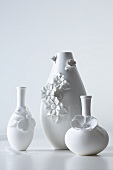 weiße Vasen mit Blütenapplikation