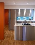 Kücheninsel mit Edelstahlfront in offener Designerküche