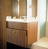 Moderner Waschtisch mit Unterschrank und geöffnetem Auszug aus Holz