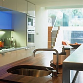 Küchenblock-Arbeitsplatte aus Holz mit integrierter Spüle und Designerarmatur