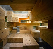 Japanisches Haus mit treppenartigen Einbauten aus Vierkantholzstämmen