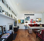 Moderner Wohnraum mit gerahmten Bildern auf Wandboards und Sofa mit Kissen
