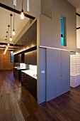 Küchenzeile, Bad und farbig beleuchtetes Treppenhausfenster in zentraler, kompakter Raumeinheit in Londoner Loft