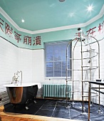 Open-plan vintage bathroom with Chinese characters on walls