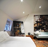 Schlafraum mit Doppelbett und Bildern an Wand