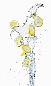 Zitronenscheiben mit Wassersplash