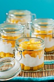 Frische Mangostückchen mit Joghurt in Einmachgläsern