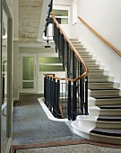 Teppichläufer auf Steintreppe im klassischen modernisierten Treppenhaus