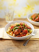 Tagliatelle with chicken, peppers and tomatoes