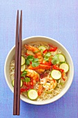 Scharfe Nudelsuppe mit Shrimps, Chilies, Zucchini und Koriandergrün (Asien)