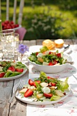 Blattsalat mit Erdbeeren, Gurke, geräuchertem Schafskäse und Haselnüssen