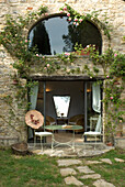 Steinhaus mit Rosengirlande, Terrassentür und Gartentisch-Set aus Metall