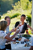 Freunde feiern eine Mittsommerparty in Schweden