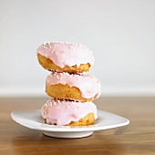 Doughnuts mit rosa Glasur und Zuckerperlen