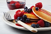 Pancakes mit Beeren und Fruchtsirup