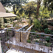 Blick auf einen gepflegten Garten mit Wasserbecken und steinernen Terrassen