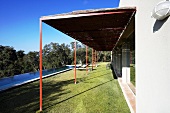 Modernes Haus mit Veranda und langgezogenem Swimmingpool