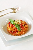 Wholemeal spaghetti with peppers and basil