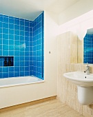 Modernes Bad mit blauen Wandfliesen über Badewanne