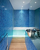 Badezimmer mit blauen Mosaikfliesen und Waschschüssel aus Edelstahl