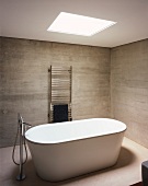Frei stehende Badewanne in einem minimalistisch eingerichteten Badezimmer