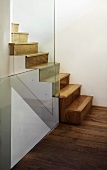 Treppenhaus mit Holztreppe & Treppengeländer aus Glas