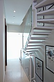 Helles Treppenhaus mit Geländer aus Glastreppe