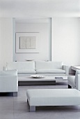 weiße Sofagarnitur im coolen Wohnraum