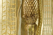 Goldener Kerzenständer (Detail) und Bänder für Weihnachten
