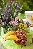 Früchte und Blumenstrauss als Tischdekoration