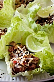 Asiatisch zubereitetes Roastbeef auf Salatblatt