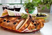 Focaccia mit schwarzen Oliven