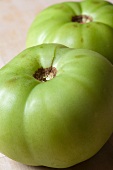 Zwei grüne Tomaten (Sorte: Beefsteak)