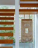 Stufen aus Holz im Treppenhaus mit Fenster