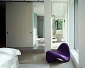 Violette Designerliege im Schlafraum mit Bad ensuite