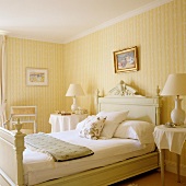 Helles Schlafzimmer im traditionellen Stil mit gelb-weissen Streifen auf Tapete an Wand