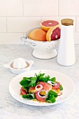 Grapefruit salad with onion rings and herbs