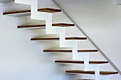 Konstruktionsdetail einer modernen Designertreppe mit Zigzag-Gerüst und Holzstufen