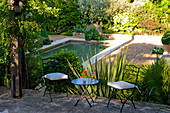 Sitzplatz mit Blick auf Schwimmteich und Gartenbepflanzung