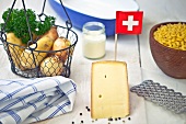 Kartoffeln, Hörnchennudeln und Bergkäse - Zutaten für die typischen Schweizer Älplermagronen